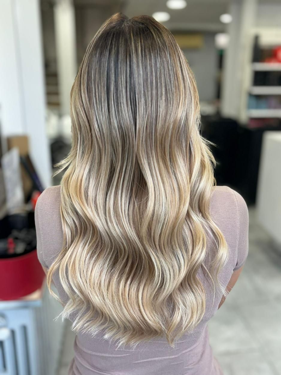 Femme avec de longs cheveux blonds ondulés