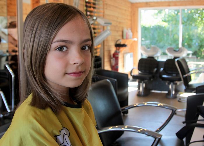 Fillette avec t shirt jaune et coupe au carré