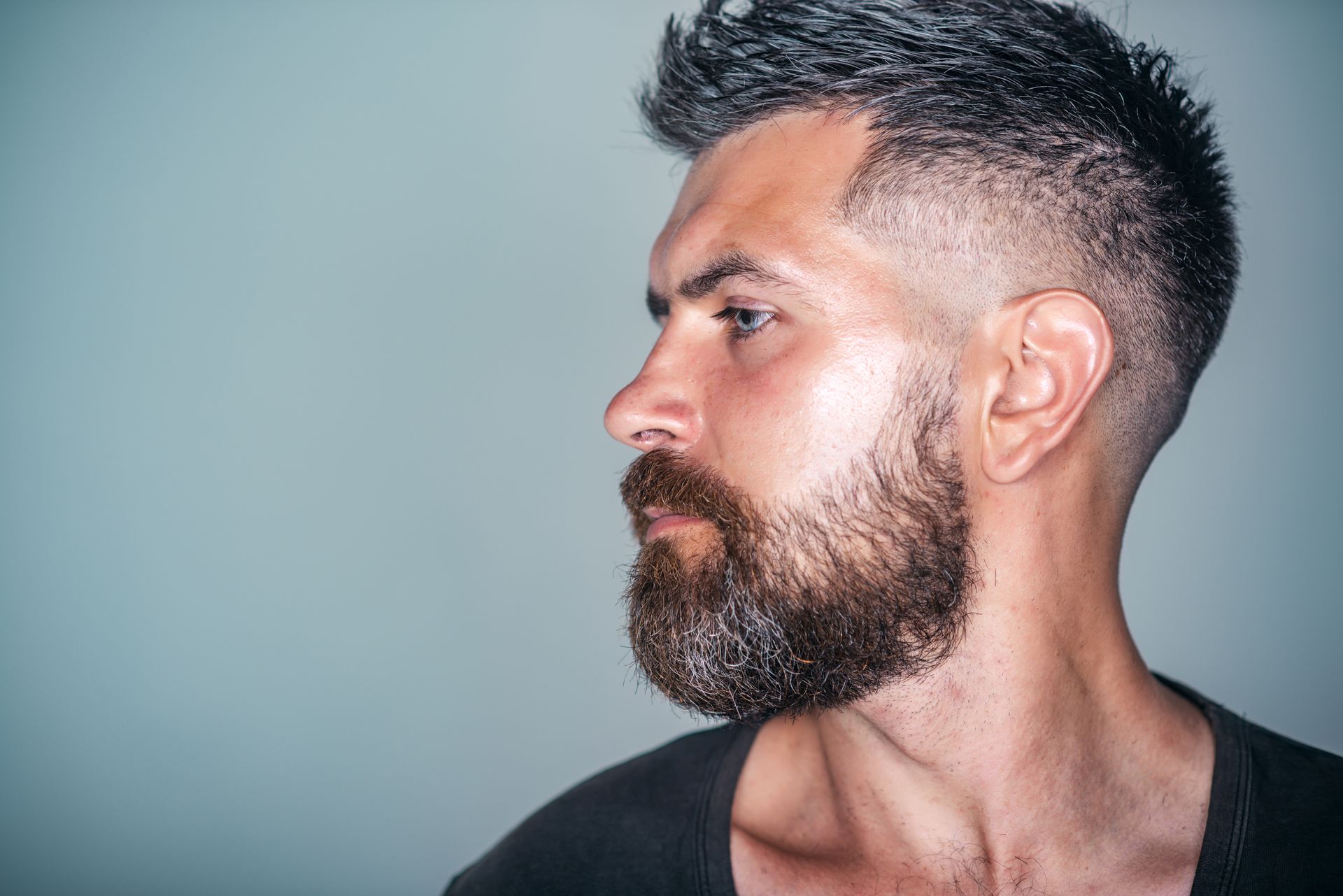 Homme, cheveux courts