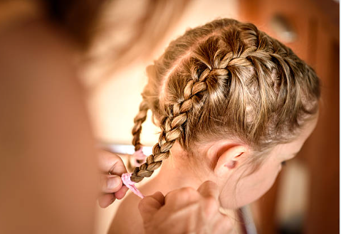 Fillette aux cheveux longs