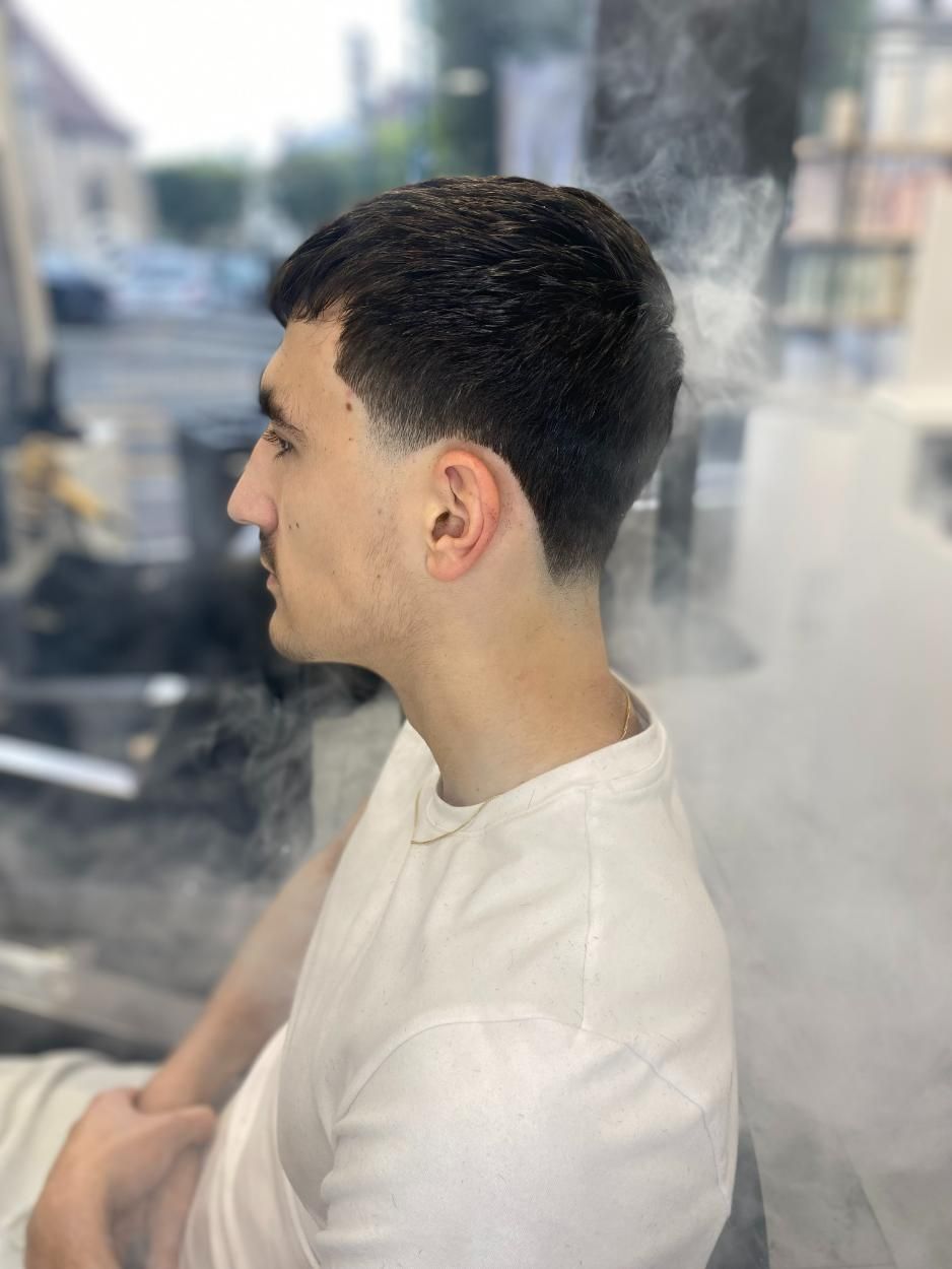 Homme avec des cheveux courts et foncés