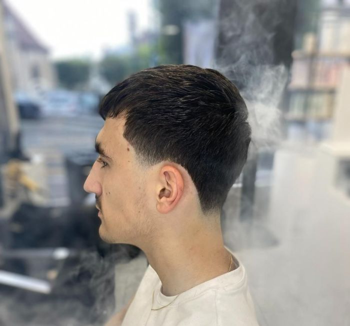 Homme, cheveux courts