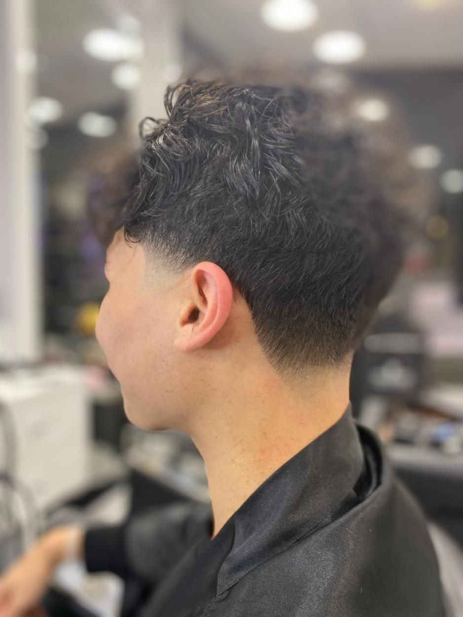 Homme avec des cheveux courts et foncés, vue de profil