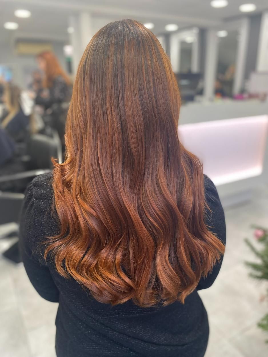 Femme avec de longs cheveux bruns ondulés