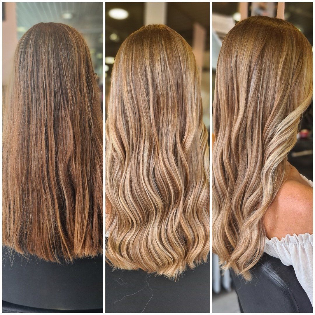 Personne avec des cheveux longs et ondulés, colorés en blond cendré, dans un salon de coiffure