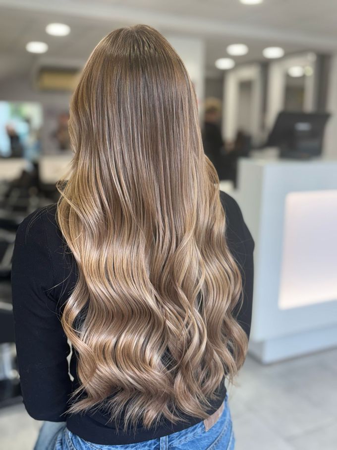 Femme avec les cheveux chatin clair vue de dos