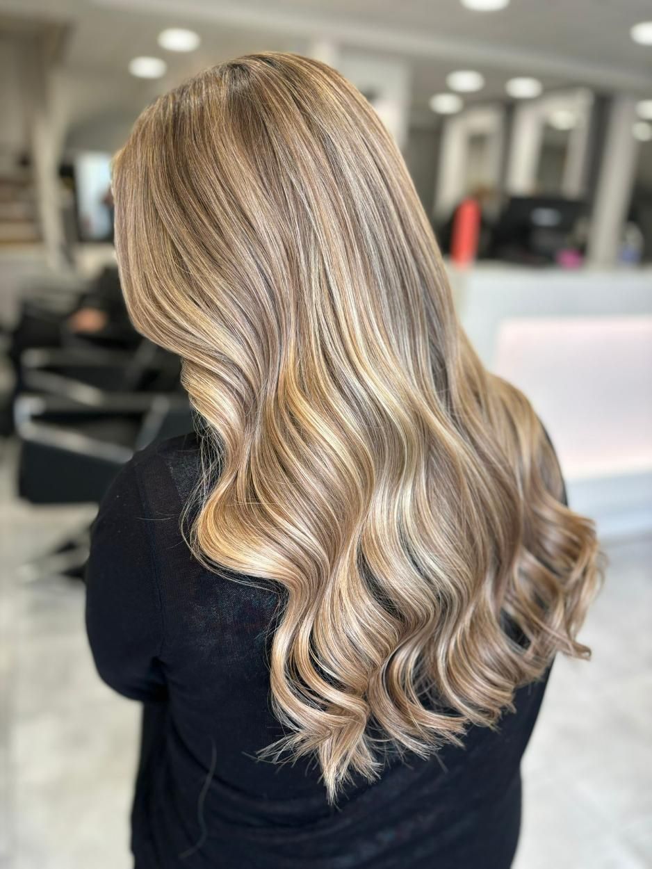 Femme avec de longs cheveux blonds lisses