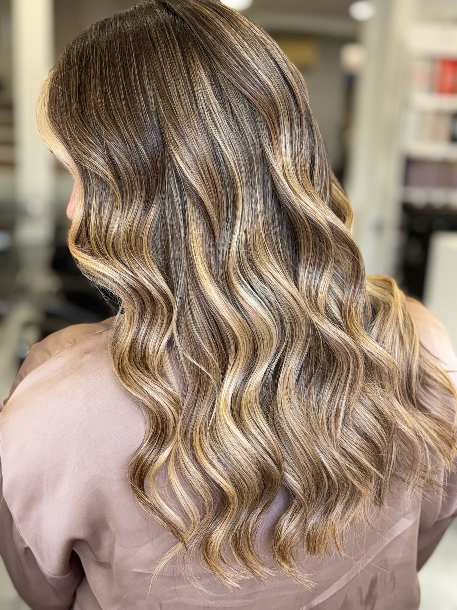 Femme de dos avec cheveux longs