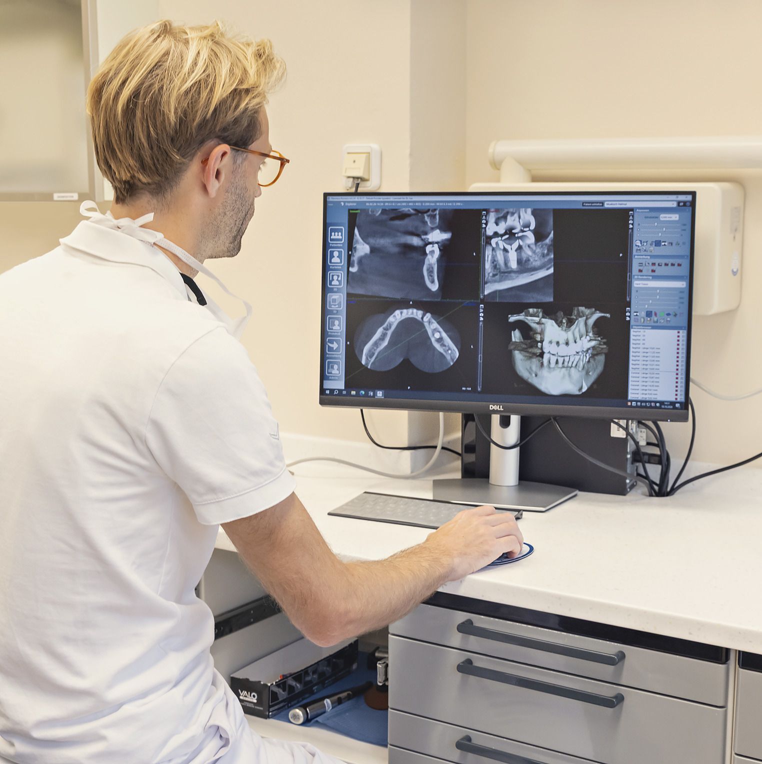 Behandlungsplanung am DVT mit 3D-Kieferaufnahmen zur individuellen Planung von Zahnimplantaten und Zahnersatz Behandlungsplanung am DVT mit 3D-Kieferaufnahmen zur individuellen Planung von Zahnimplantaten und Zahnersatz
