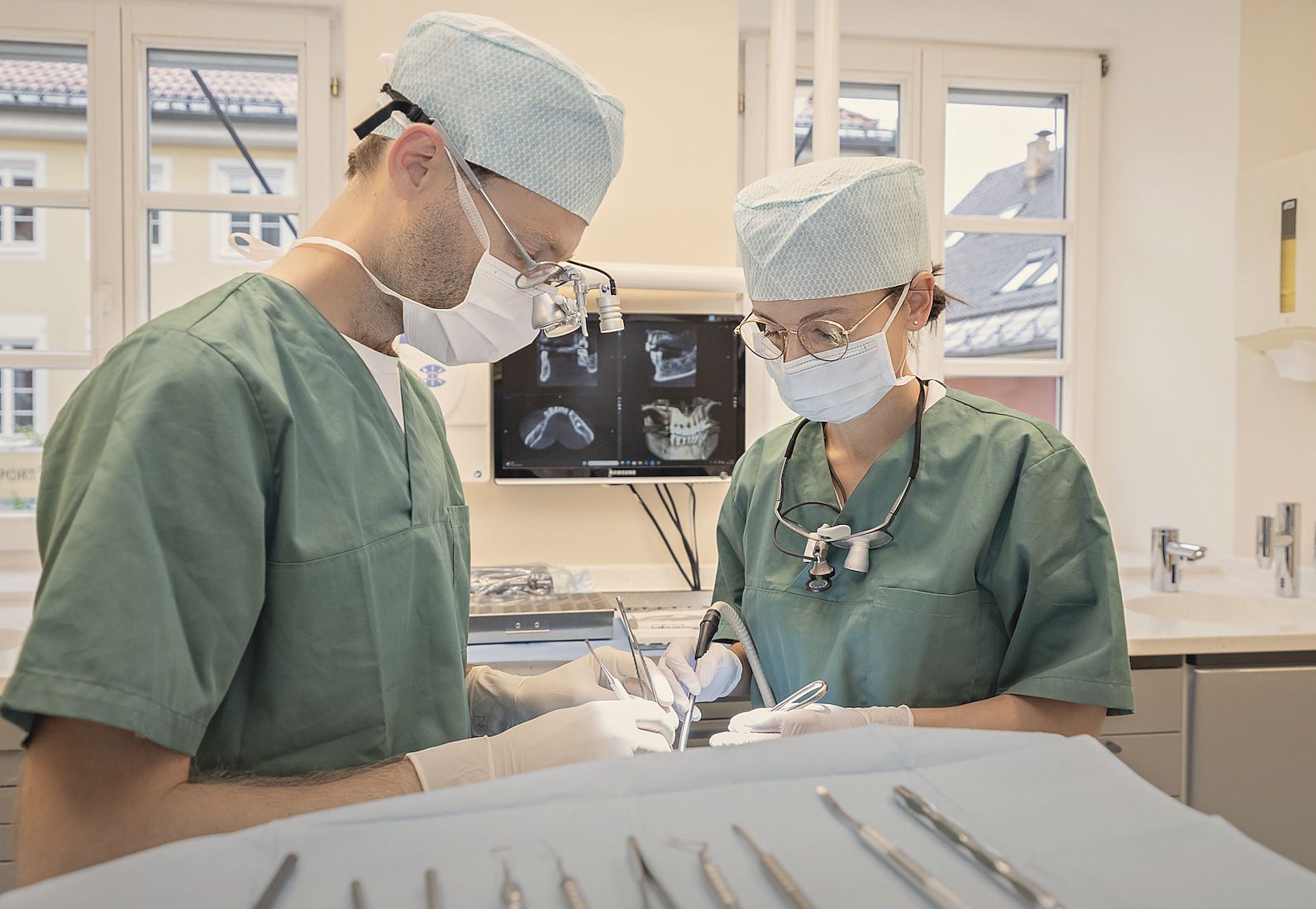 Zahnärztlicher Eingriff mit keramischem Sofortimplantat und präziser Implantation in moderner Zahnarztpraxis Zahnärztlicher Eingriff mit keramischem Sofortimplantat und präziser Implantation in moderner Zahnarztpraxis