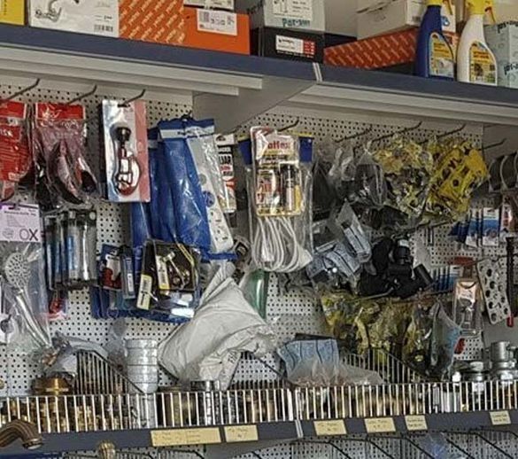 Un montón de herramientas están colgadas en la pared de una tienda.