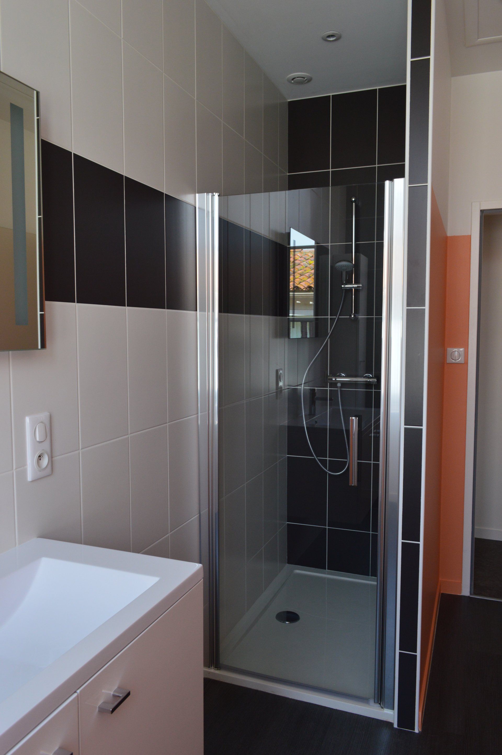 Salle de bains aménagée