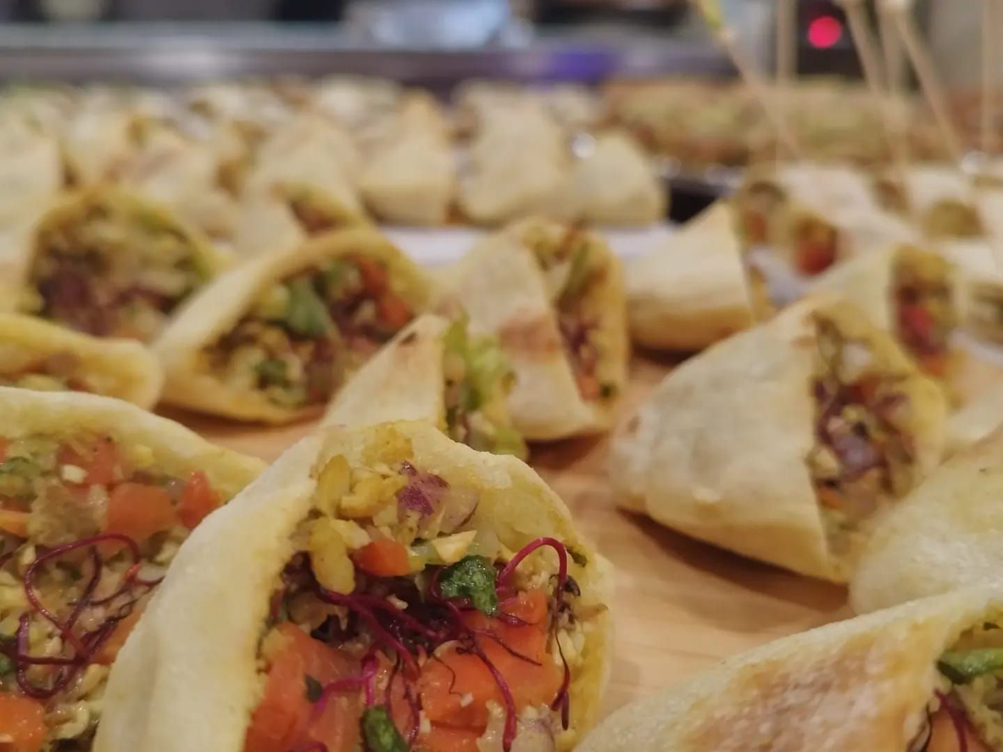 Un primer plano de un montón de comida en una mesa.