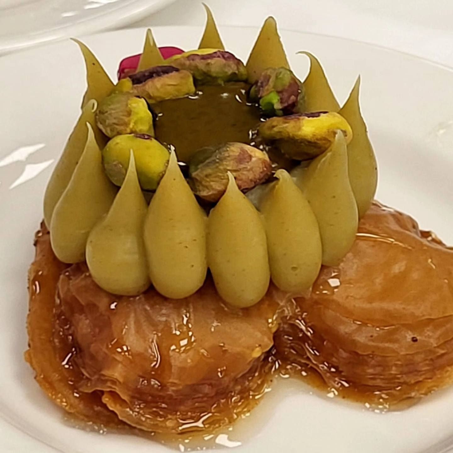 Un primer plano de un postre en un plato blanco.