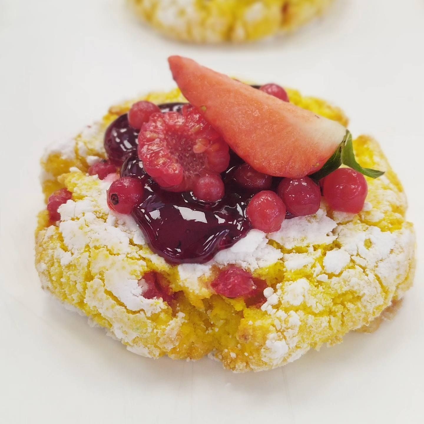 Un primer plano de un postre con bayas encima.