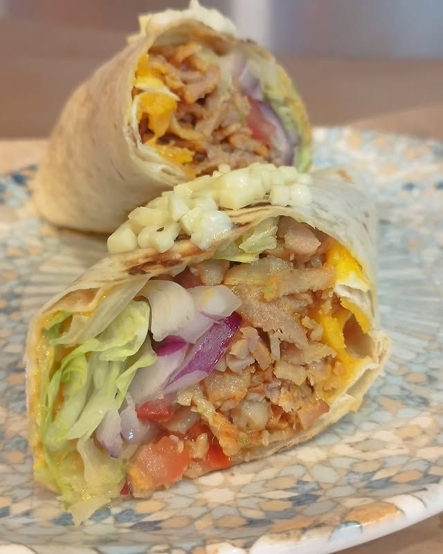 Un primer plano de un burrito en un plato.