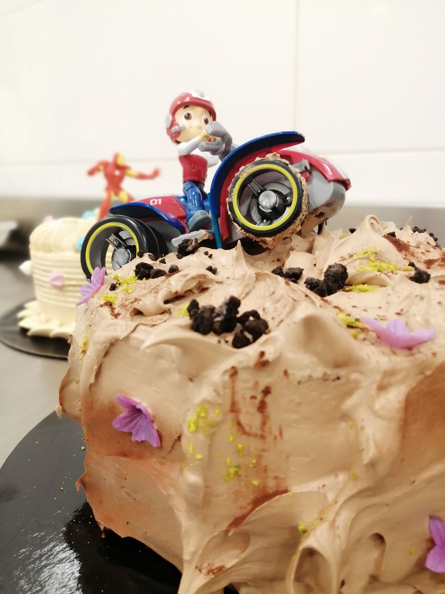 Un pastel con una figura de juguete encima.