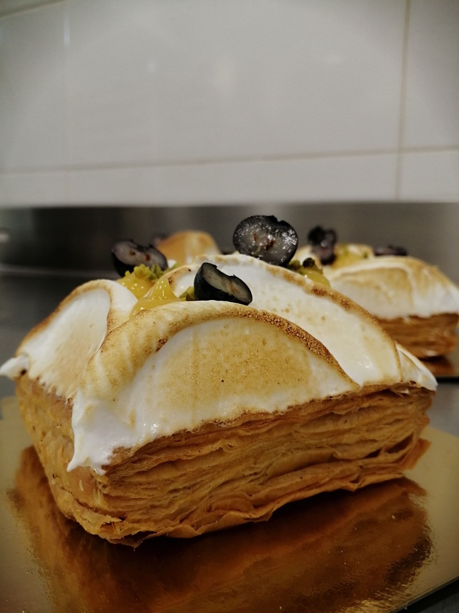 Un primer plano de un trozo de pastel sobre una mesa.