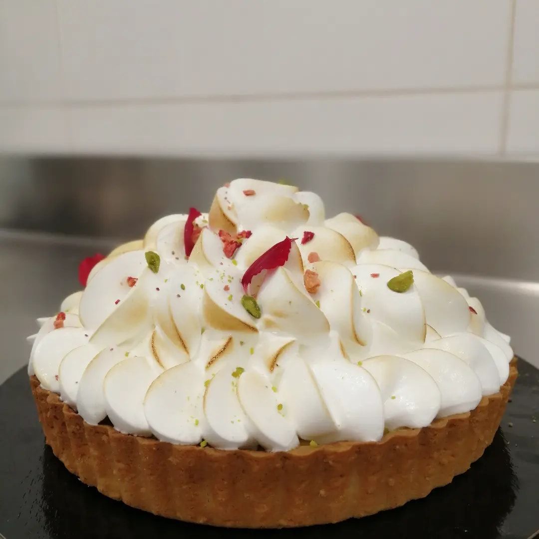 Un primer plano de un pastel con crema batida encima.