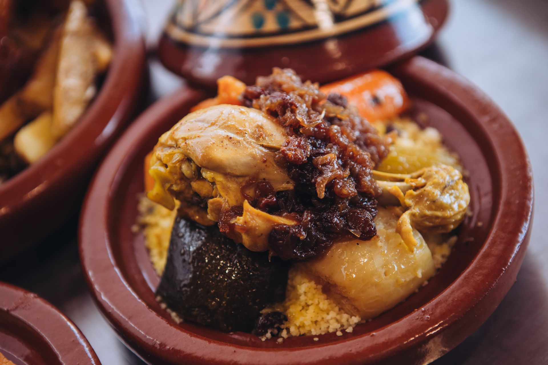 Un primer plano de un plato de comida sobre una mesa.