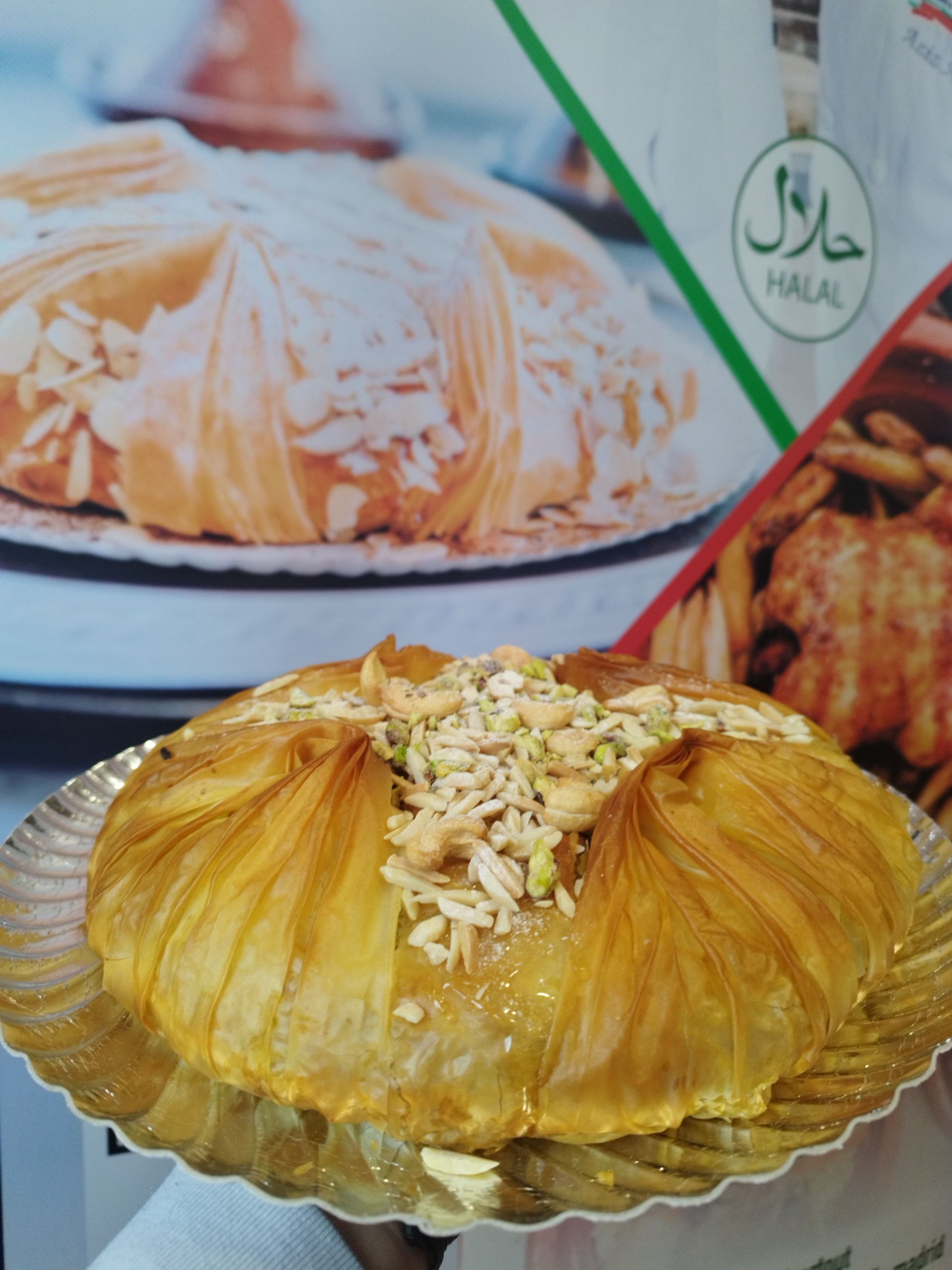 Un plato de comida con la palabra halal.