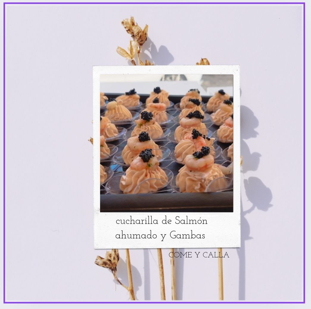 Una fotografía Polaroid de una bandeja de comida con flores de fondo.