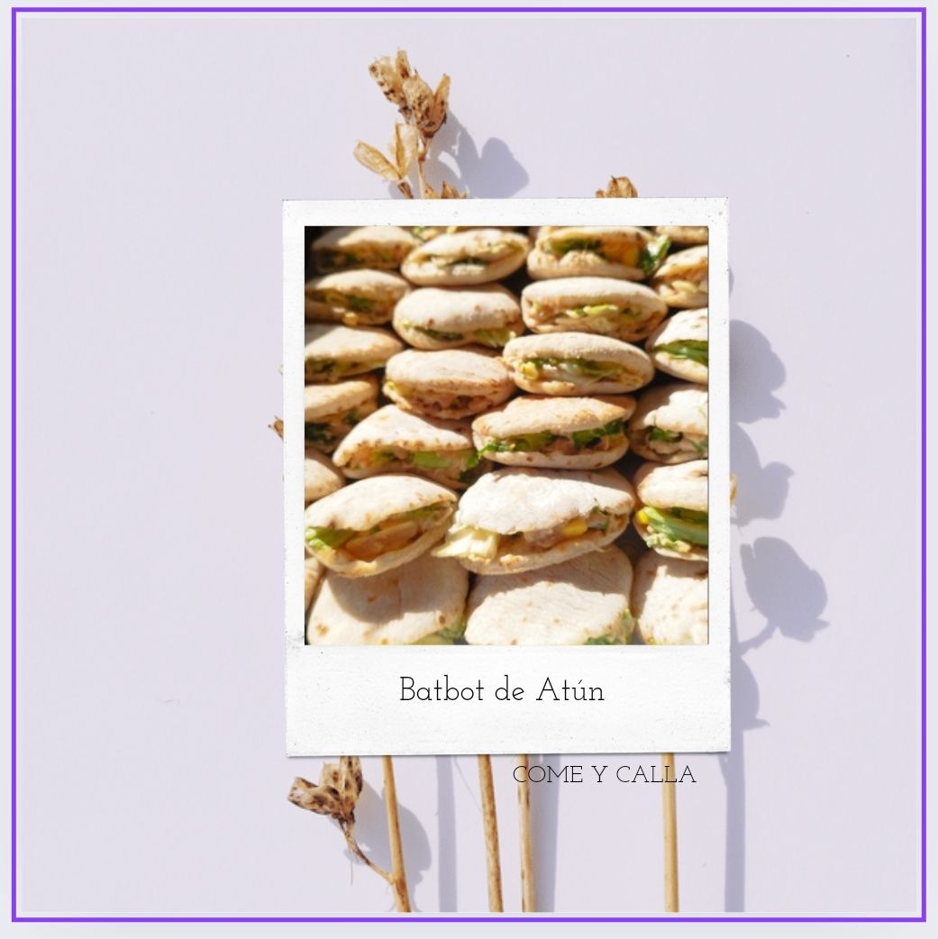 Una fotografía Polaroid de un montón de sándwiches con el nombre Faibot en ella.