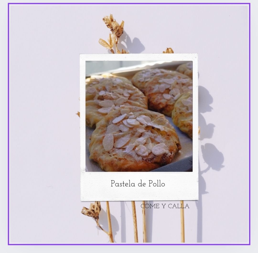 Una fotografía Polaroid de un montón de galletas con azúcar en polvo encima.