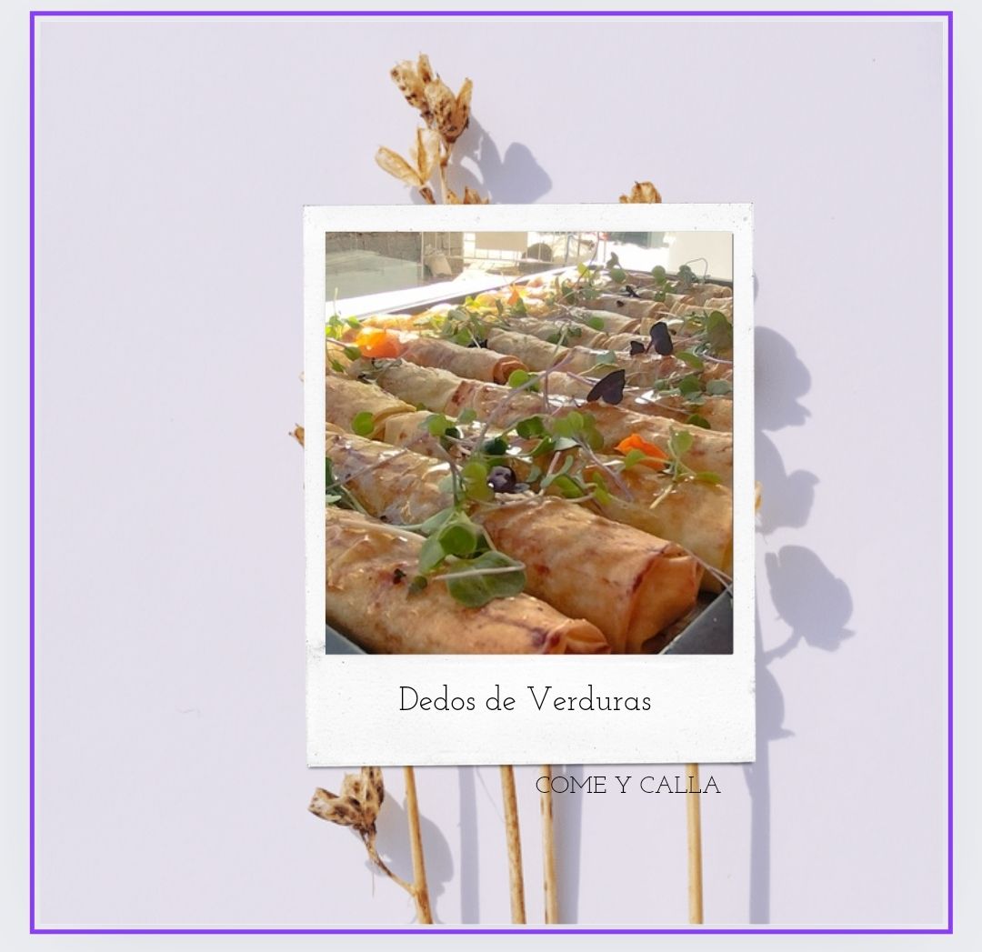 Una fotografía Polaroid de una bandeja de comida con un borde morado.