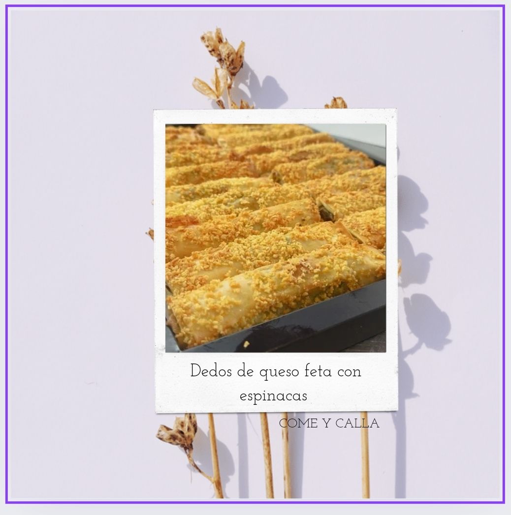 Una imagen de una bandeja de comida con flores en el fondo.