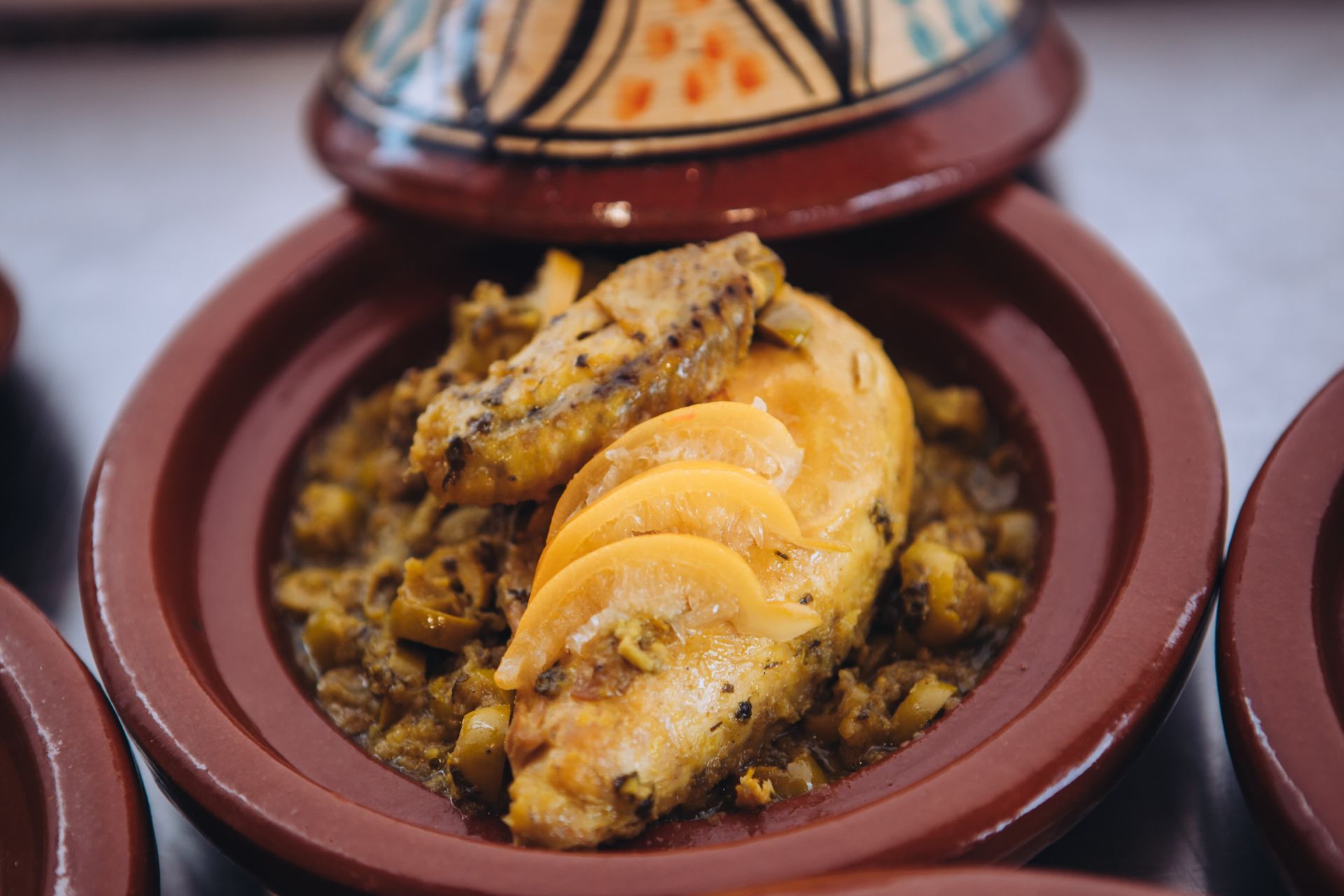 Un primer plano de un plato de comida sobre una mesa.