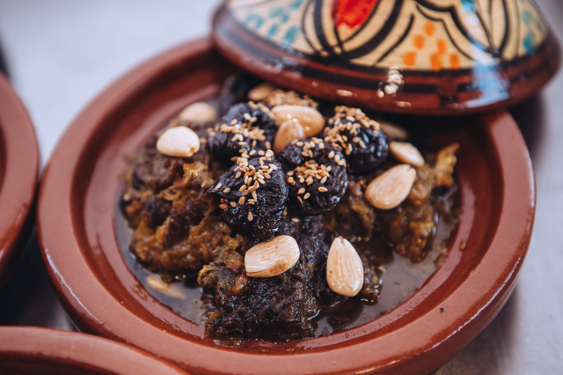 Un primer plano de un plato de comida con nueces sobre una mesa.