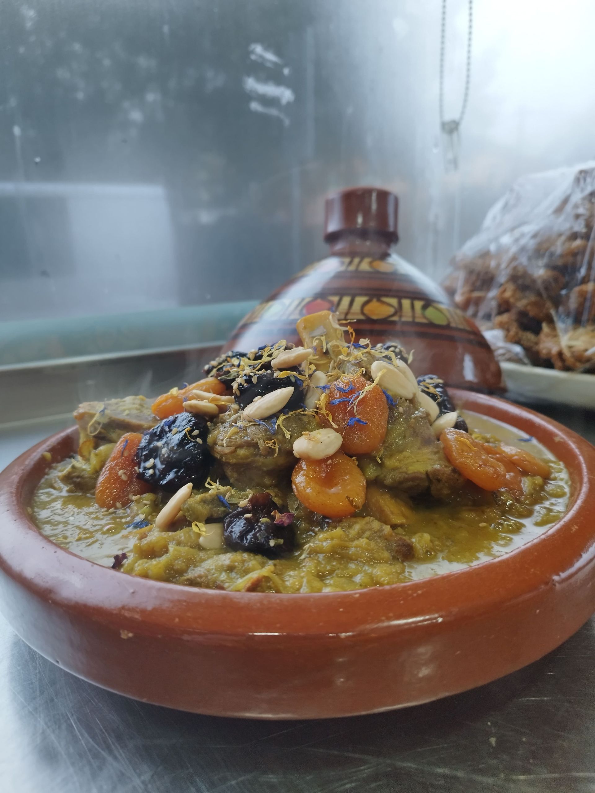 Un primer plano de un plato de comida sobre una mesa.