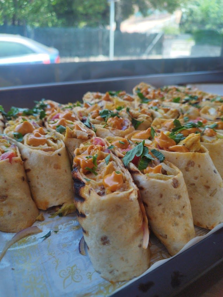 Una bandeja de rollos de tortilla encima de una mesa.