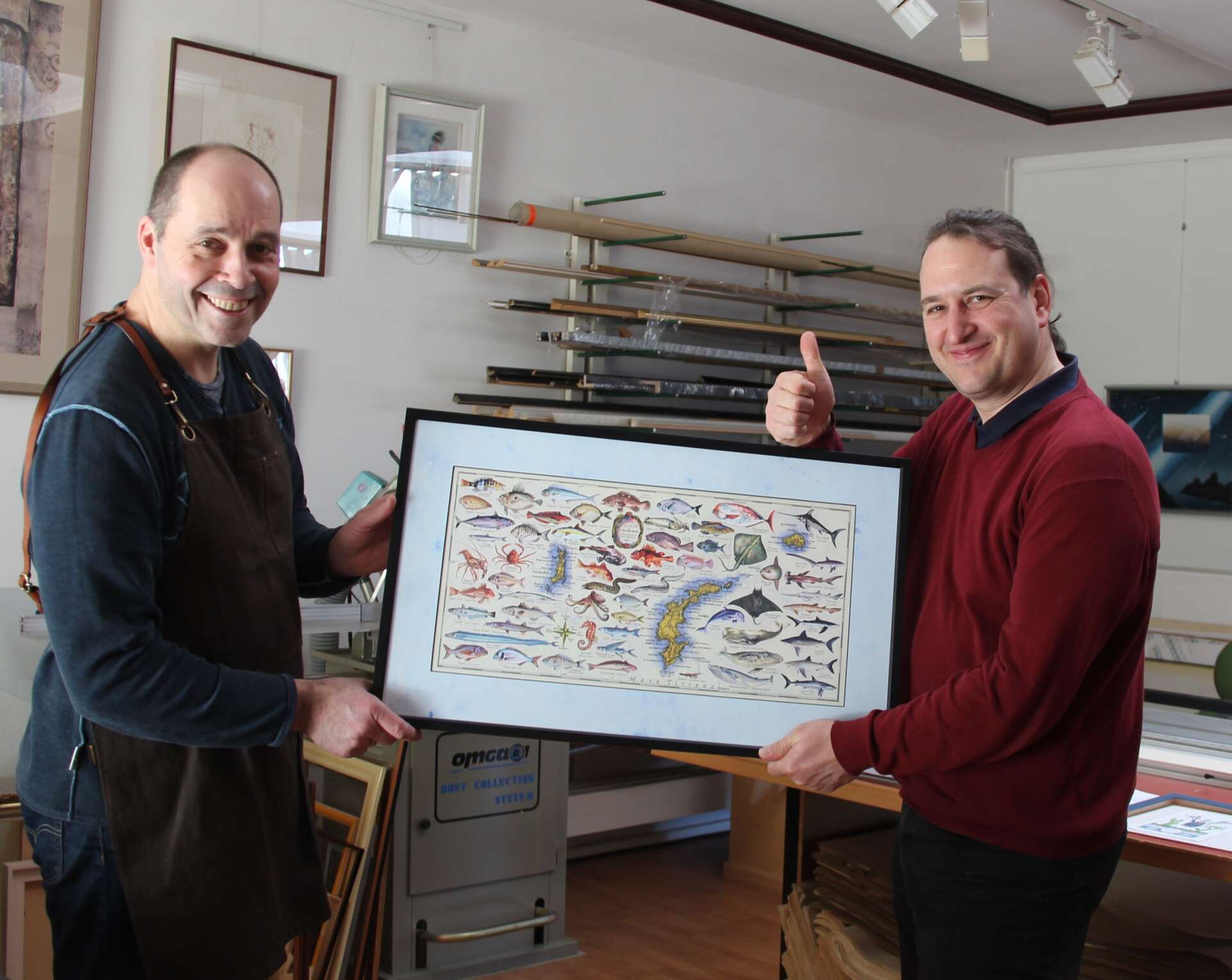 Herr Baur mit seinem Kunden Björn Hoffmann und der eingerahmten Grafik über die Meeresbewohner Italiens
