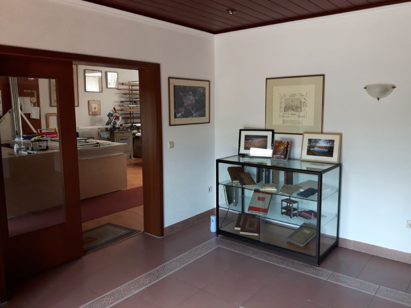 Die gut ausgestatteten Arbeitsräume sowie das Geschäft der Buchbinderei und Bildeinrahmung Baur.