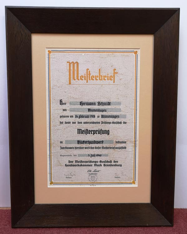 Ein gebührend eingerahmter Meisterbrief von Hermann Schmidt.