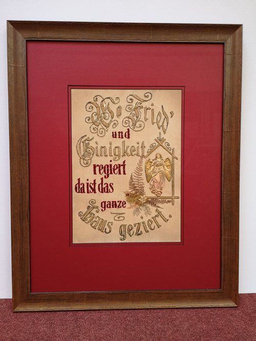 Ein Bilderrahmen, während er durch Handarbeit hergestellt wird