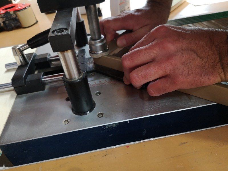 Ein Bilderrahmen, während er durch Handarbeit hergestellt wird