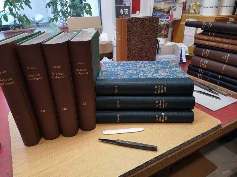 Lederbücher mit traditioneller Buchbindung.