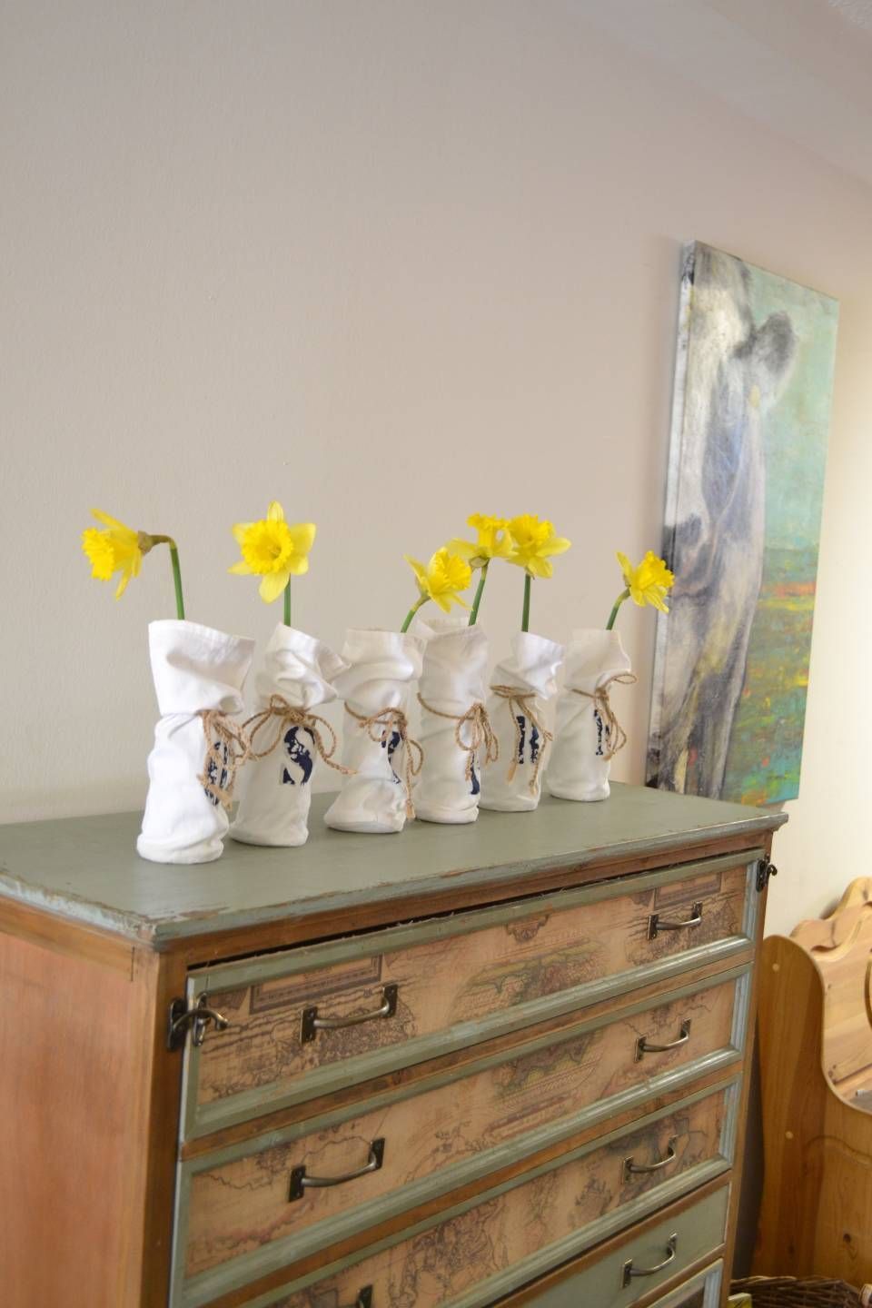 Kommoden mit Blumenvasen