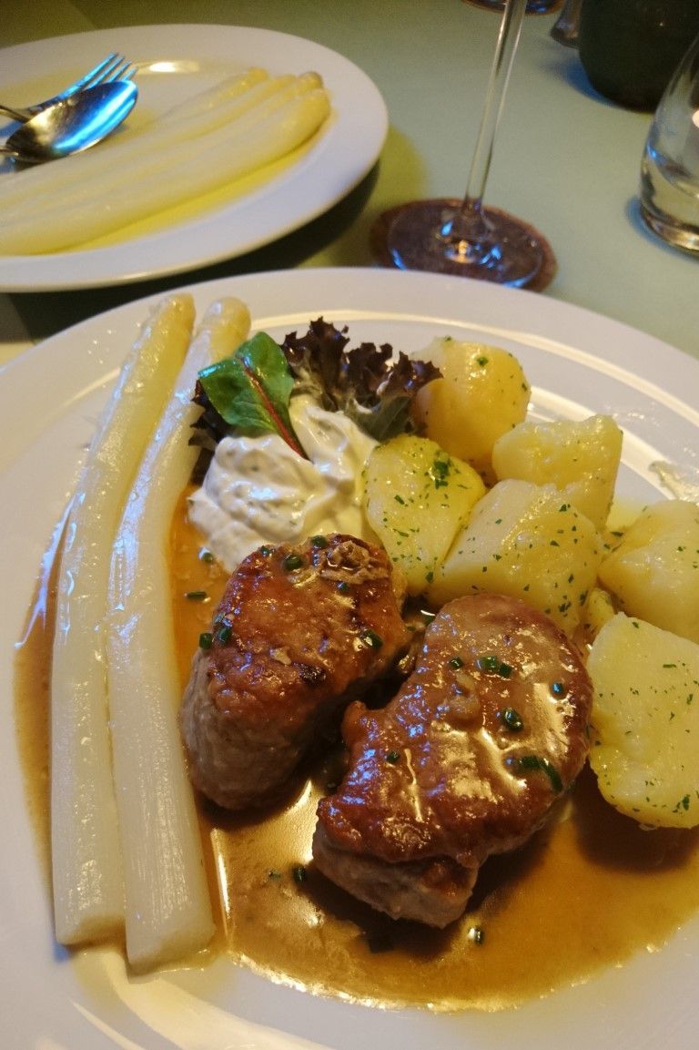 Spargelgericht auf dem Teller