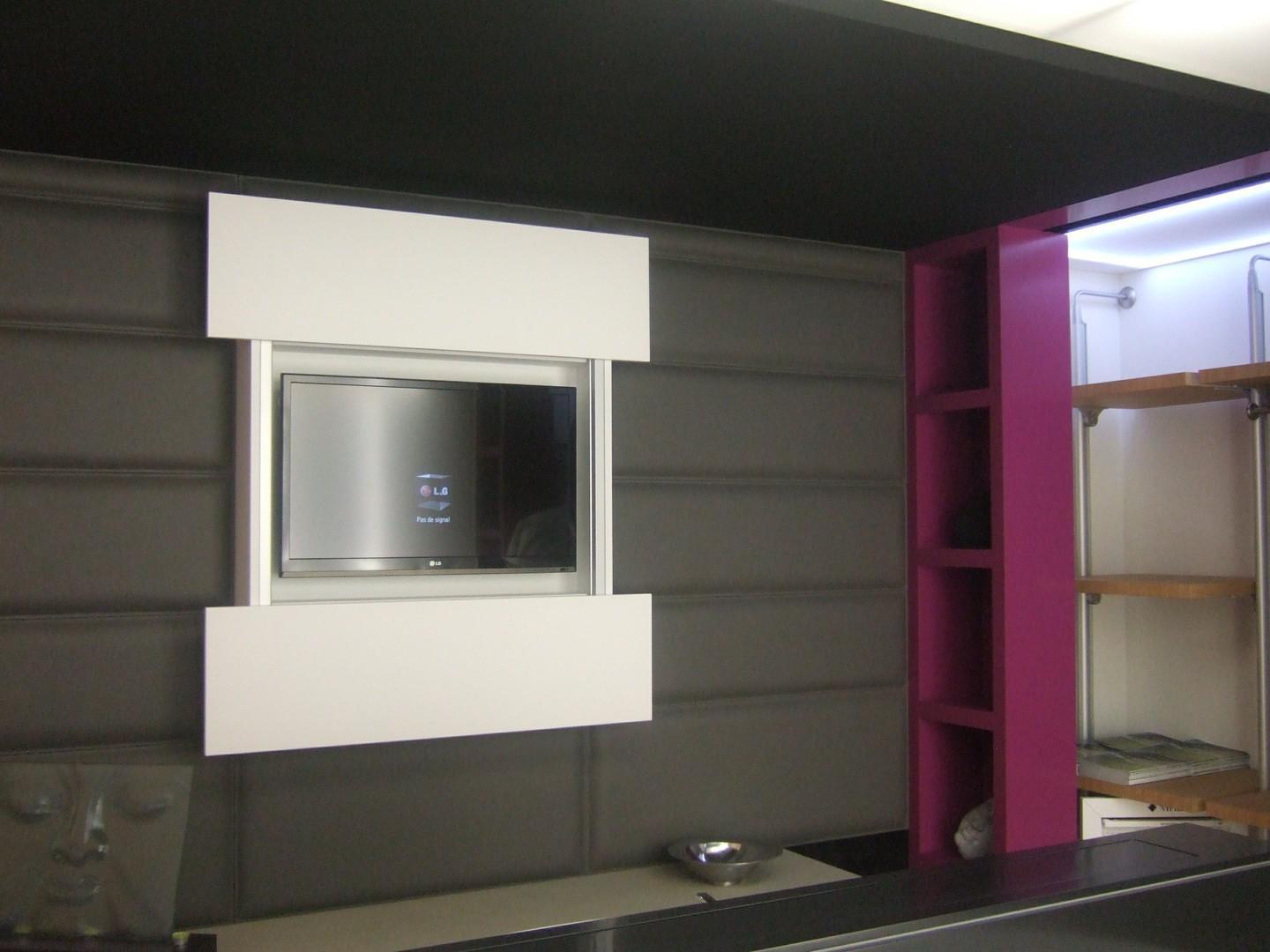 Mur cuir - meuble télé - Ebénisterie Schwarz