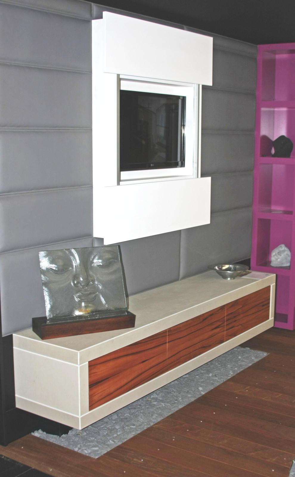 Mur en cuir avec meuble télé et meuble béton