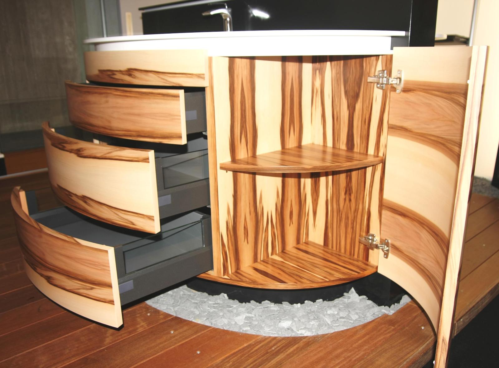 Meuble salle de bains replaqué noyer satiné