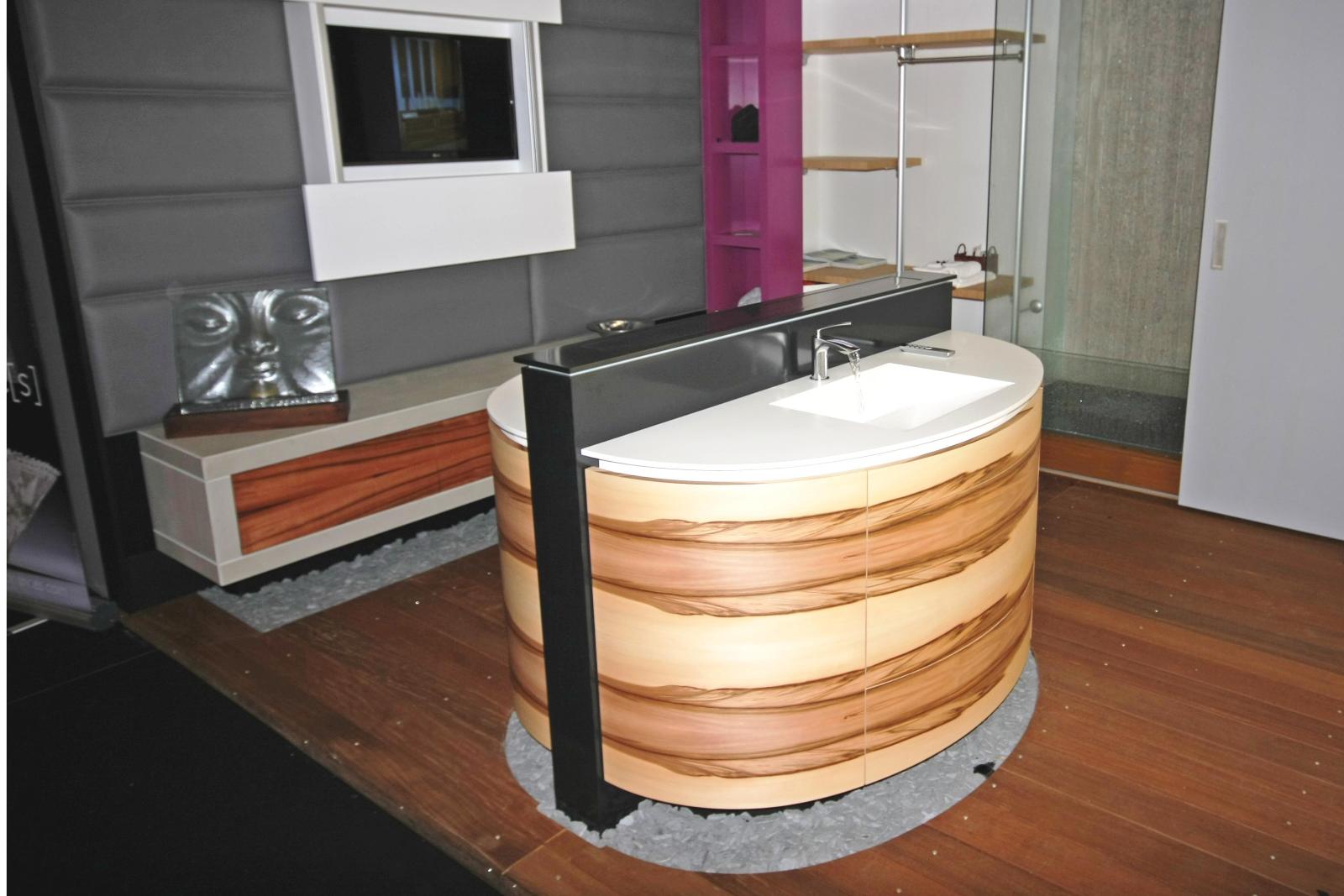 Meuble salle de bains replaqué noyer satiné