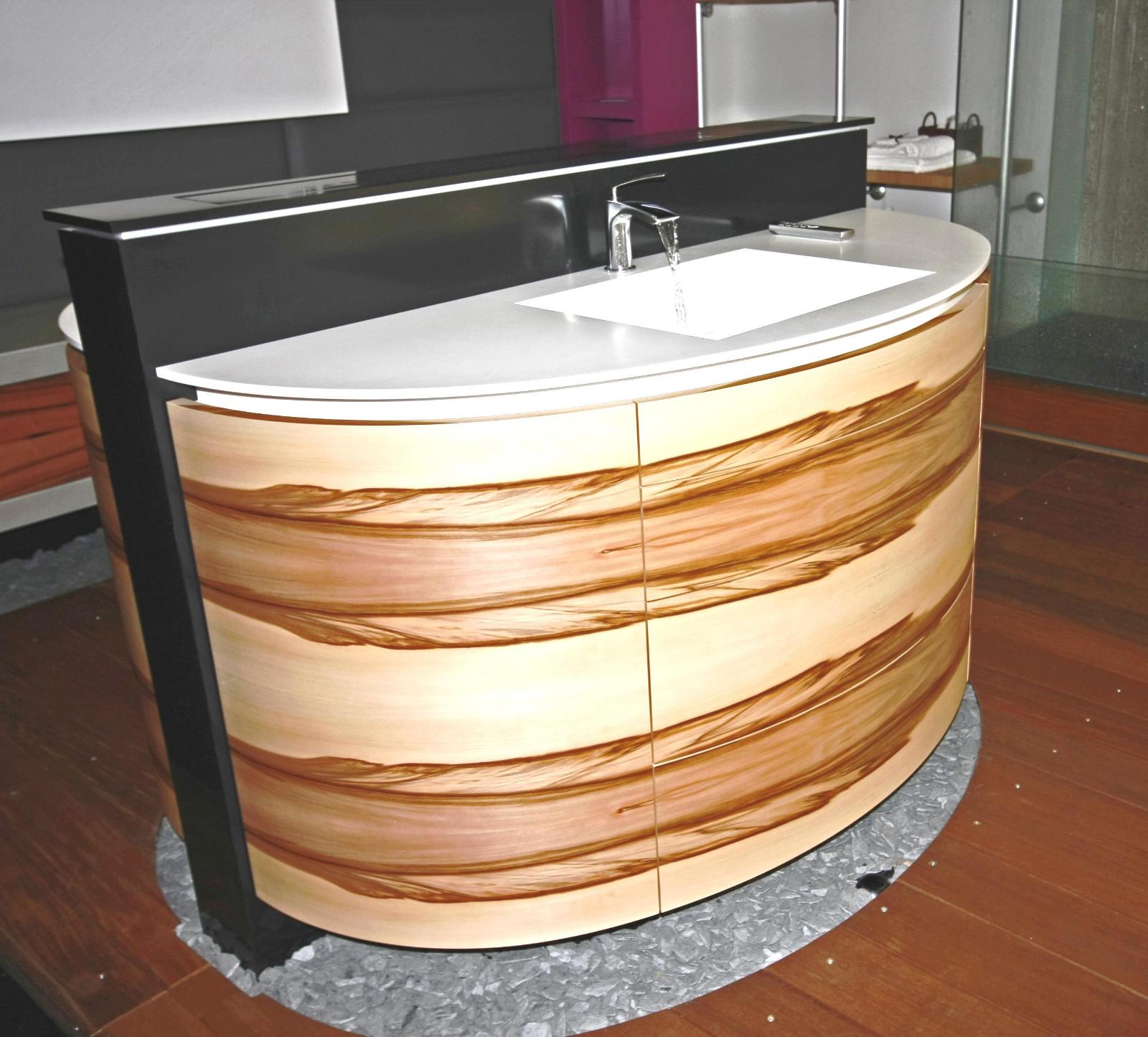 Meuble salle de bains cintré avec plan vasque corian