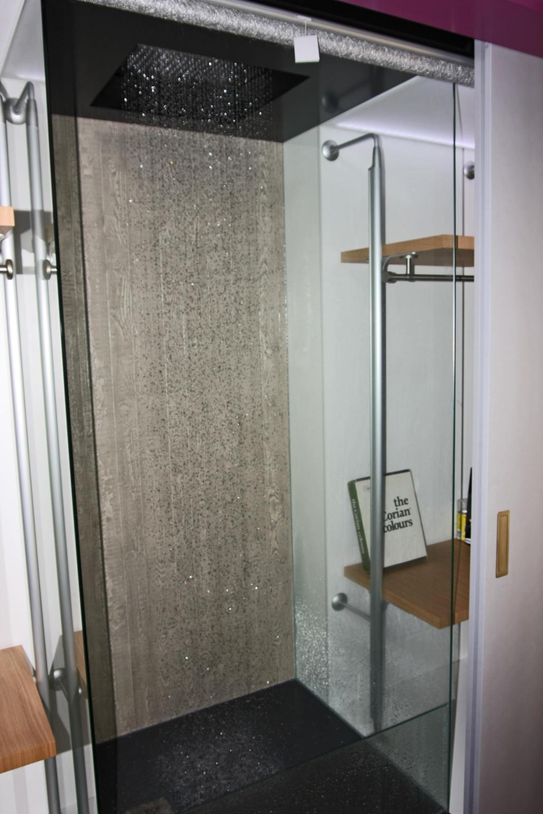 Douche avec ciel de pluie