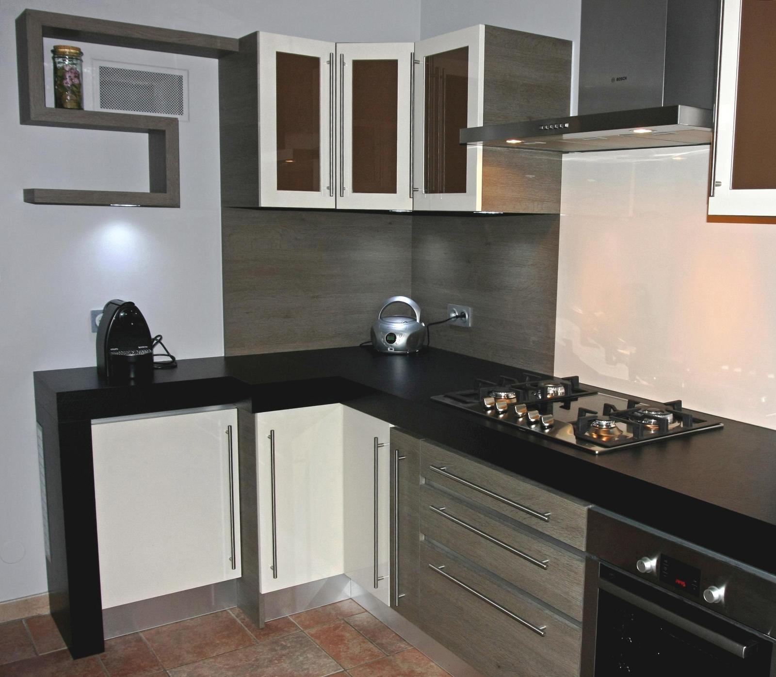 Cuisine plan de travail épais avec retombée