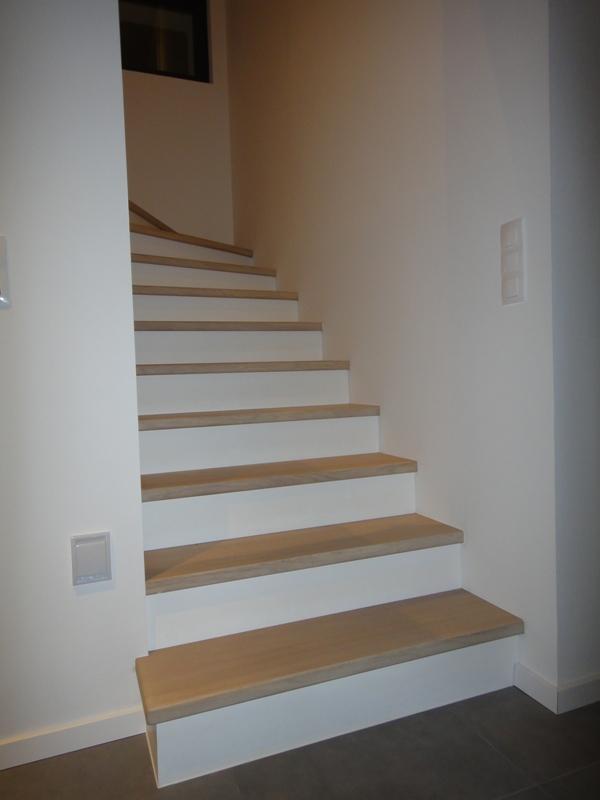 Habil.escal. béton-marches chêne massif-contre-marches laquées blanc
